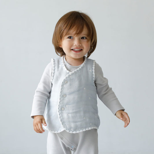 パウダーブルー ちょっき 70~80cm ふくふくガーゼ(6重ガーゼ) / 名入れ刺繍可