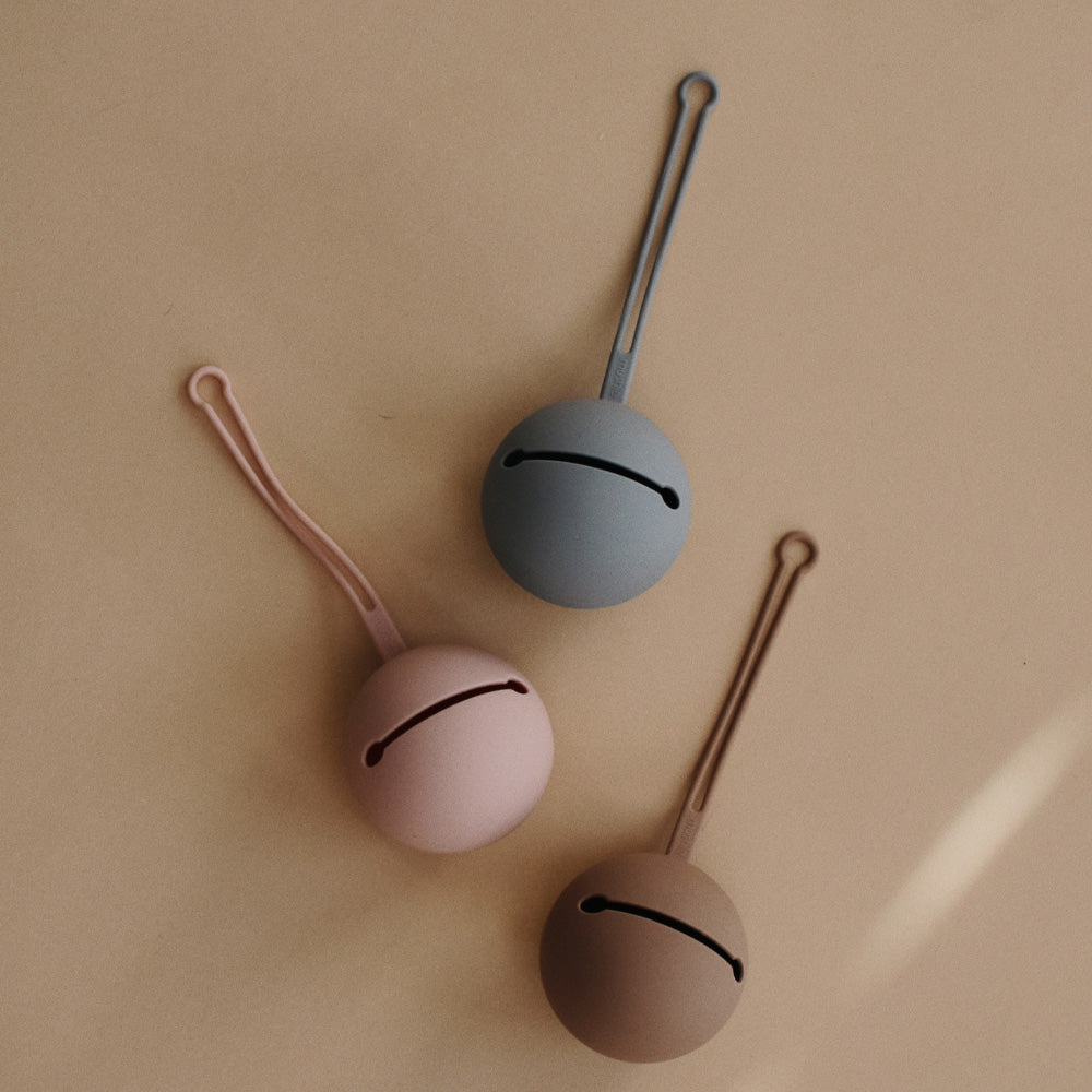 おしゃぶりケース Pale Taupe / mushie